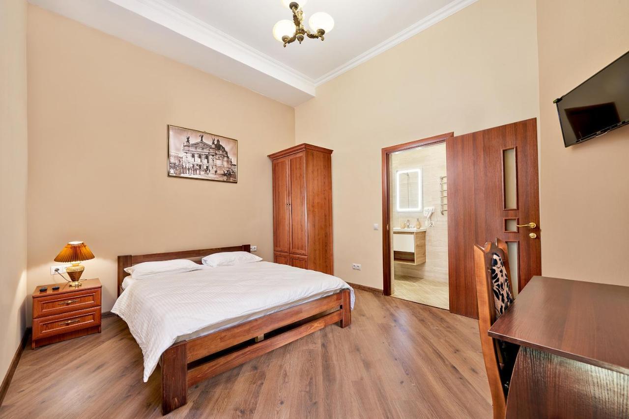 Cossacks Hostel Lviv Bagian luar foto