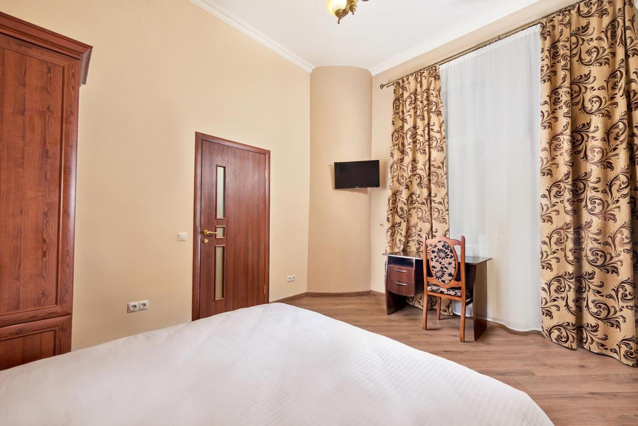 Cossacks Hostel Lviv Bagian luar foto